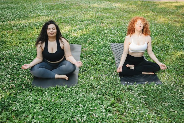 Révélations sur les vertus insoupçonnées de la randonnée nocturne pour le bien-être mental et physique des femmes